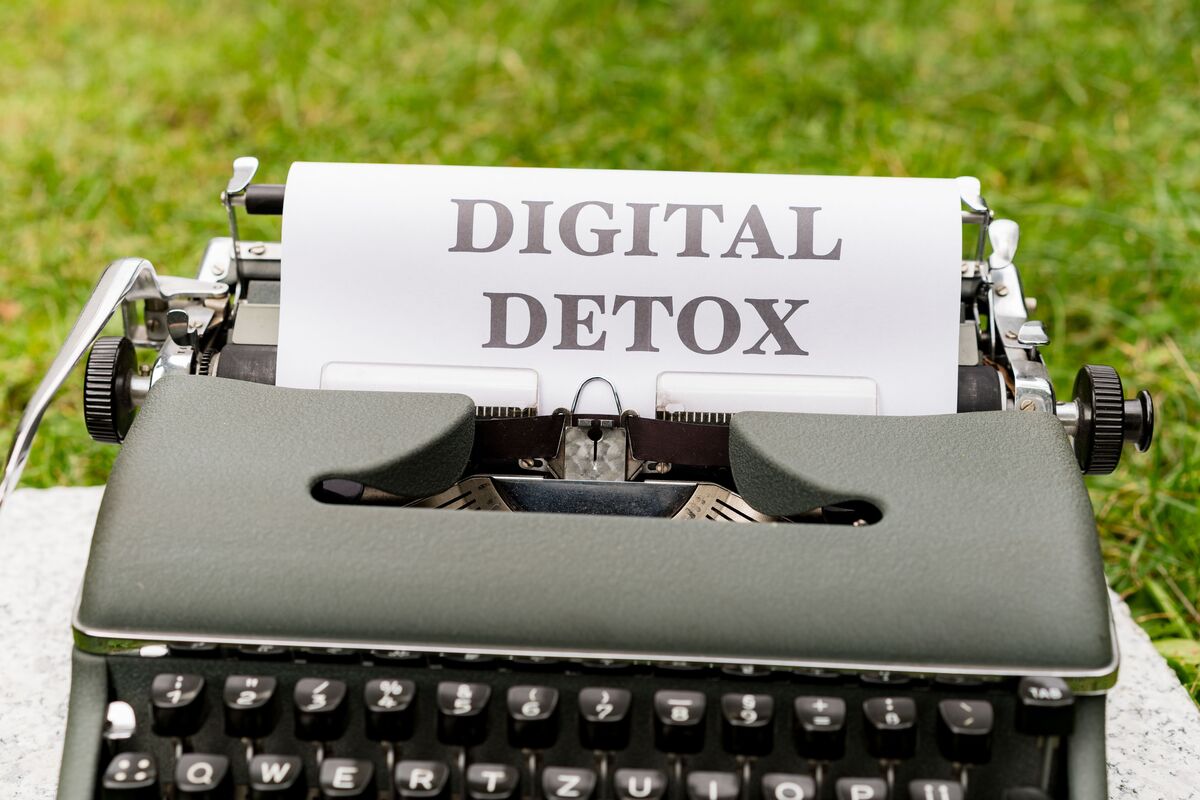 Older typewriter with a piece of paper titled "digital detox"